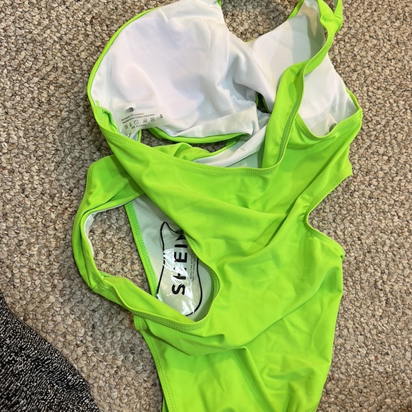 Cut out bathing suit size small - Picture 2 of 3